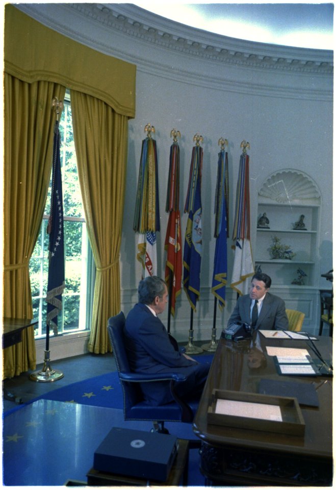 Nixon meeting with Caspar Weinberger - NARA - 194580