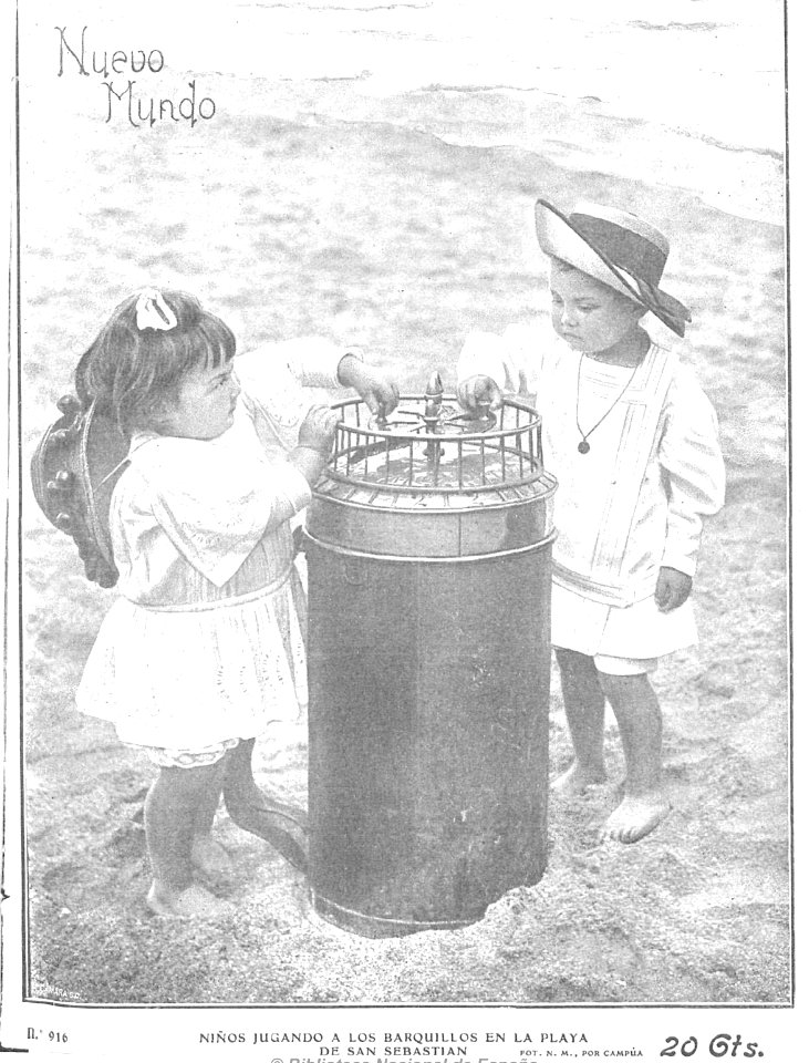 Niños jugando a los barquillos en la playa de San Sebastián, de Campúa, Nuevo Mundo, 17 de julio de 1911