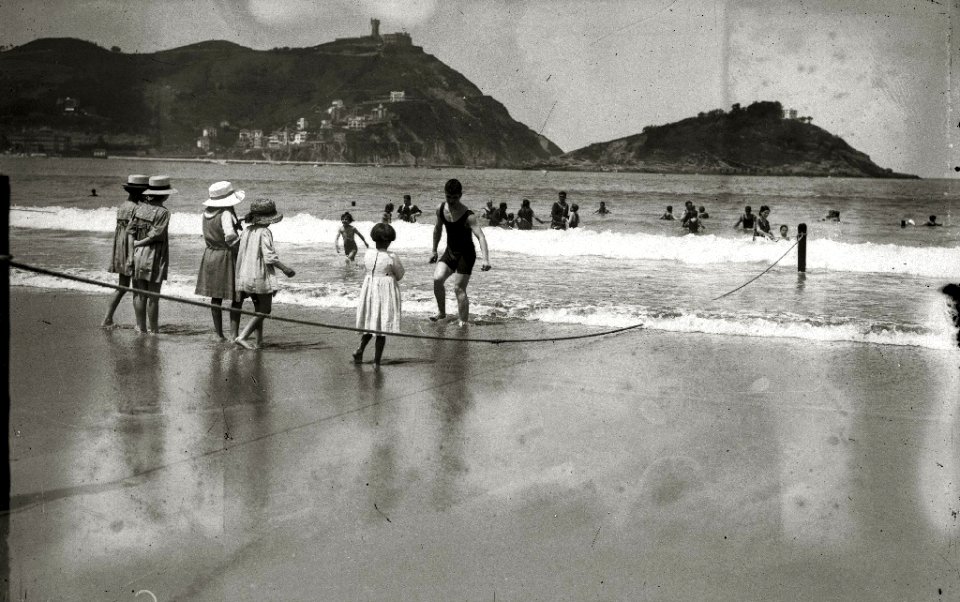 Niños jugando con la arena en la playa de la Concha (3 de 3) - Fondo Car-Kutxa Fototeka