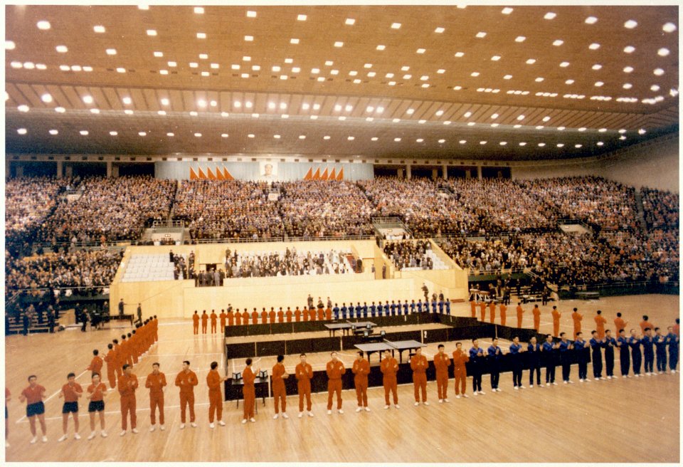 Nixon at an athletic exhibition in Peking - NARA - 194757