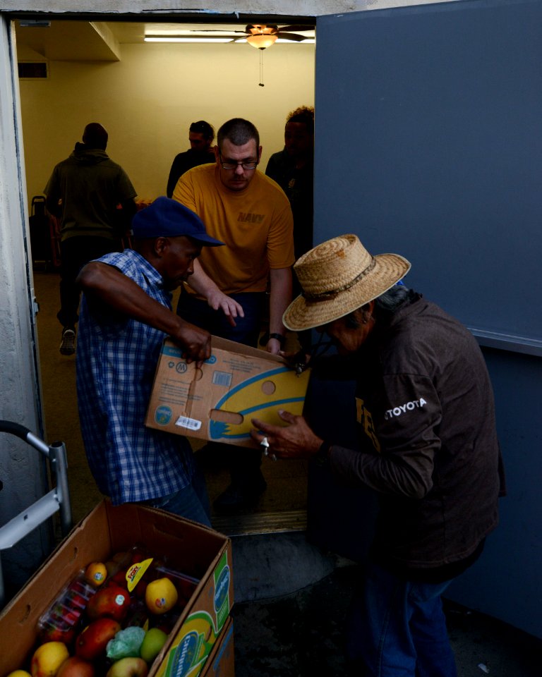 Nimitz Sailors volunteer 161027-N-DA275-016