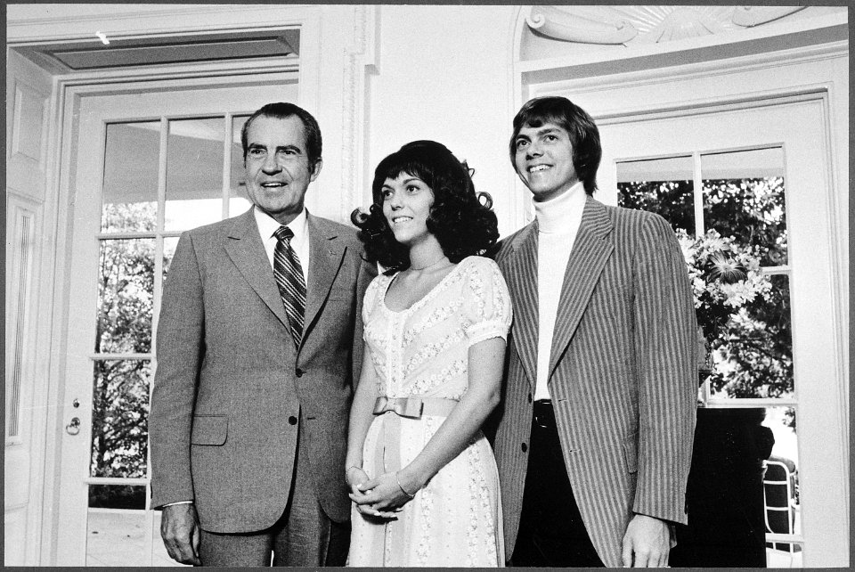 Nixon meeting with Karen and Richard Carpenter - NARA - 194770