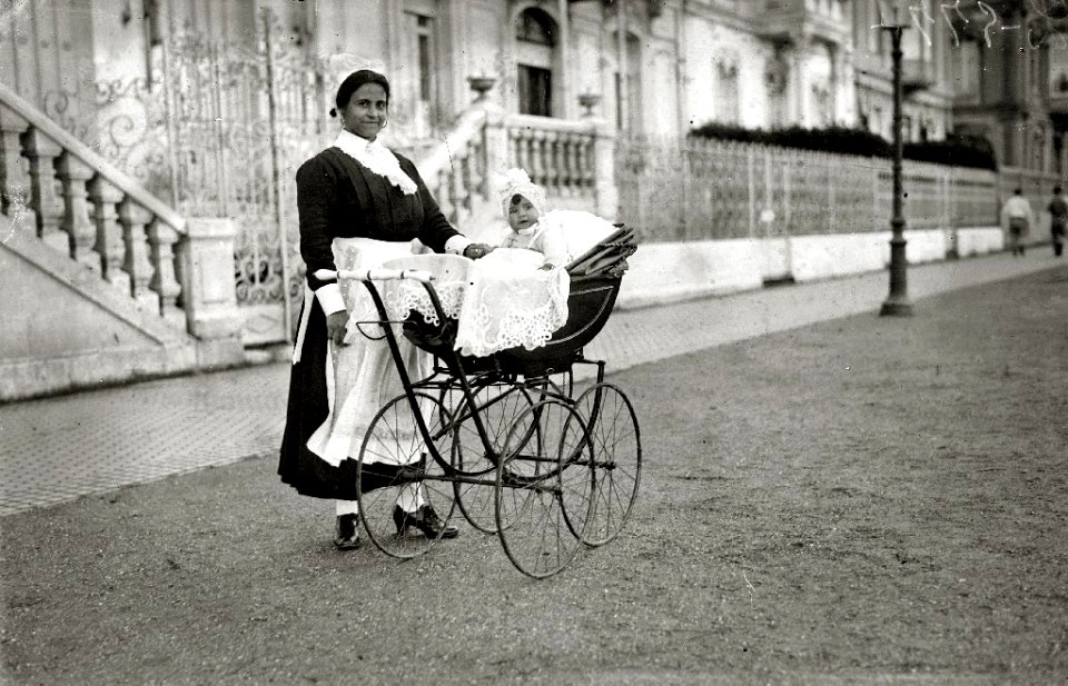 Niño con su aña en el paseo de la Concha (2 de 2) - Fondo Car-Kutxa Fototeka