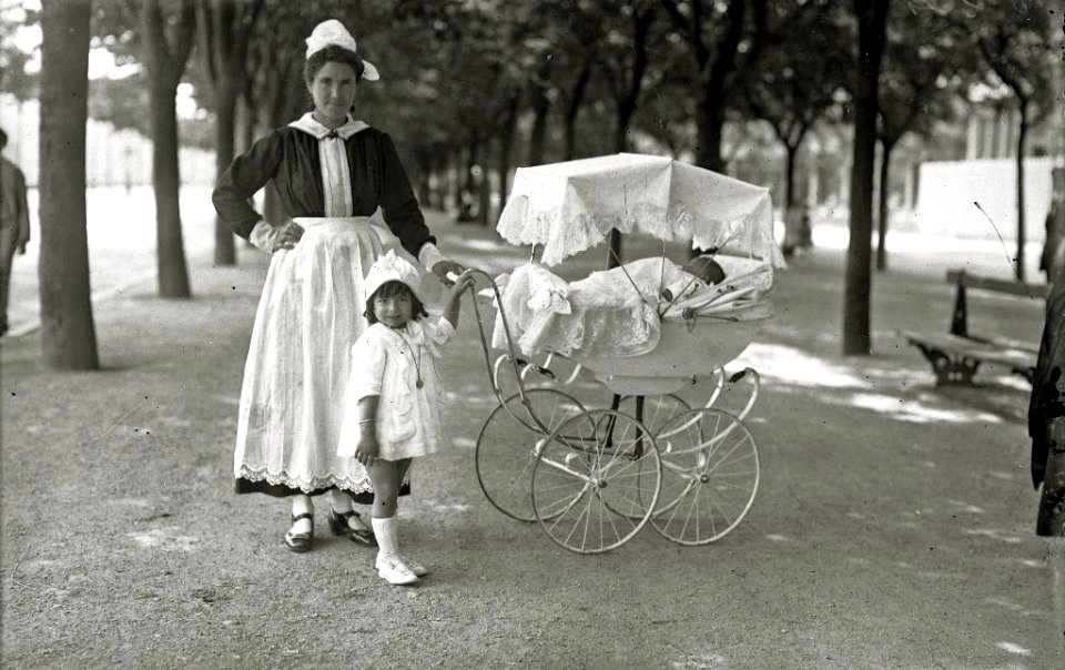 Niños con su aña en el paseo de la Concha (1 de 1) - Fondo Car-Kutxa Fototeka