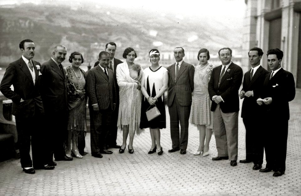 Modelos en la terraza del Gran Kursaal (7 de 8) - Fondo Car-Kutxa Fototeka
