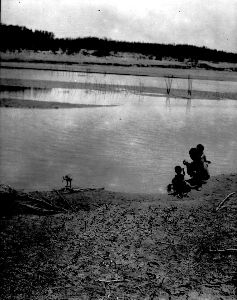 Moder och barn vid floden. Gran Chaco, Rio Pilcomayo. Bolivia - SMVK - 004758