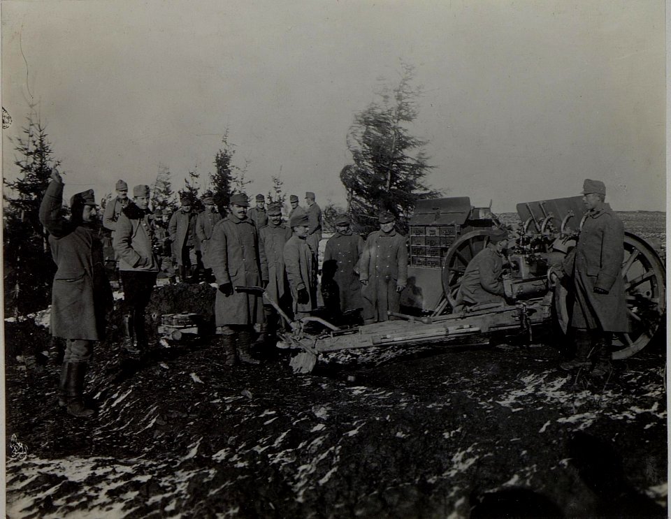 Moderne 10 cm Feldhaubitze in Stellung. (BildID 15453796)