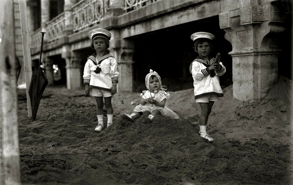 Niños jugando con la arena en la playa de la Concha (2 de 3) - Fondo Car-Kutxa Fototeka