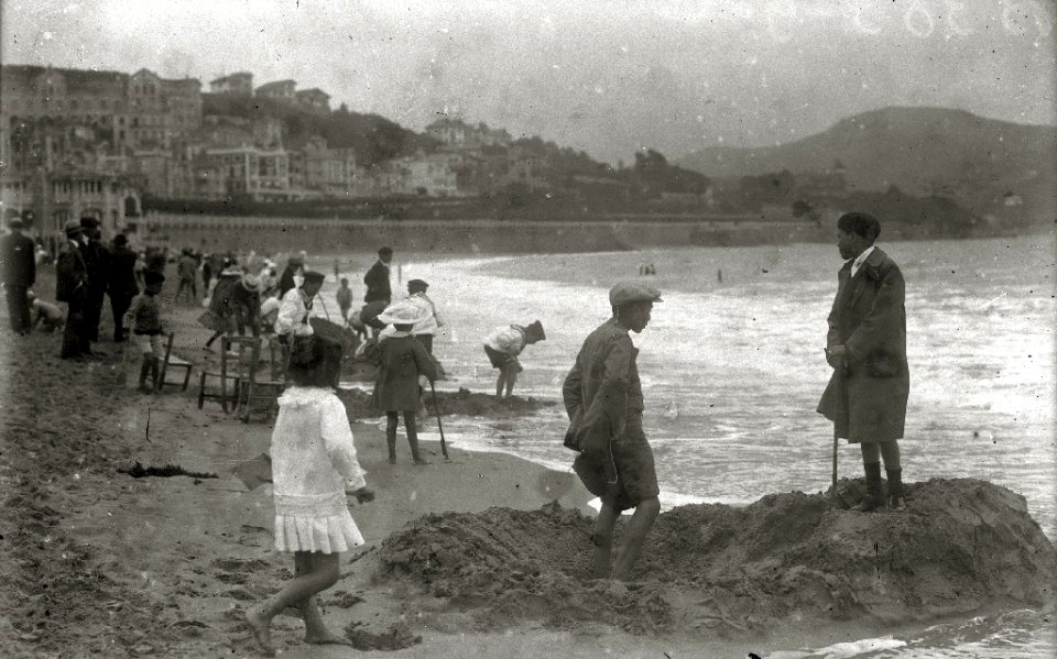 Niños jugando en la playa de la Concha (3 de 3) - Fondo Car-Kutxa Fototeka