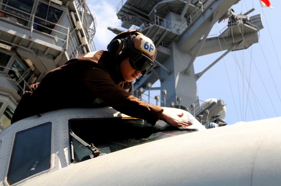 Nimitz flight deck action 130409-N-GA424-113