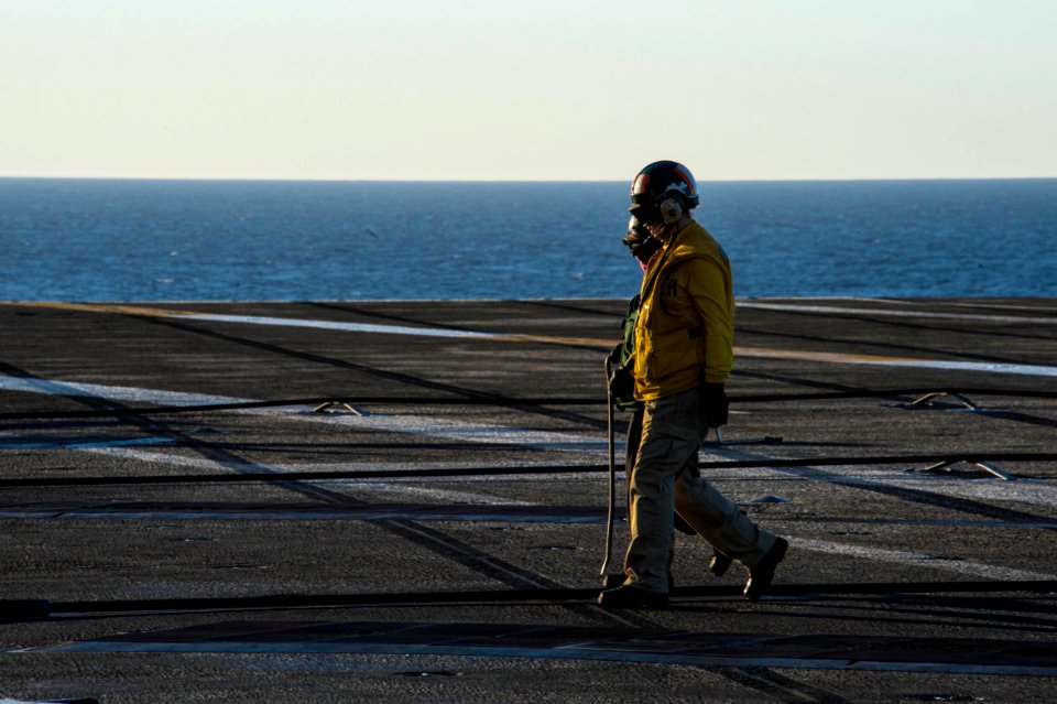 Nimitz Sailors inspect arresting gear 141104-N-IP743-051