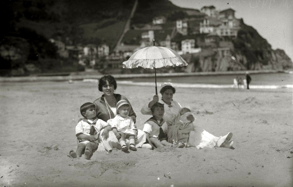 Niños con su aña (2 de 2) - Fondo Car-Kutxa Fototeka