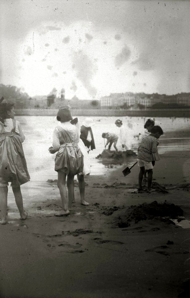 Niños jugando en la playa de la Concha (1 de 3) - Fondo Car-Kutxa Fototeka
