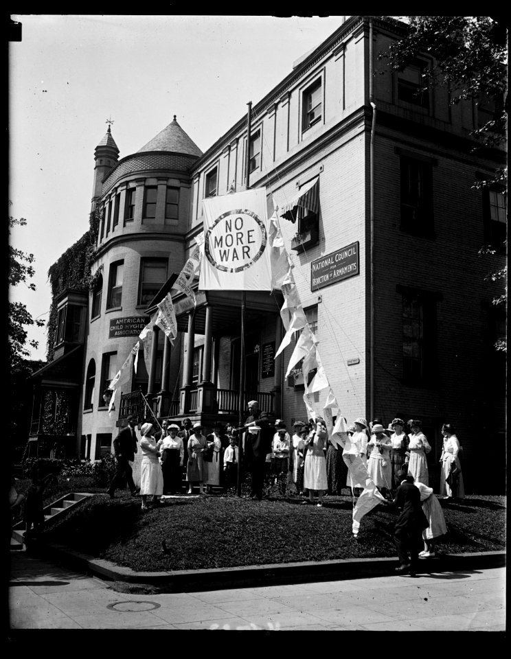 No more war flag being raised at headquarters of Nat'l Council for Reduction of Armament LCCN2016891581