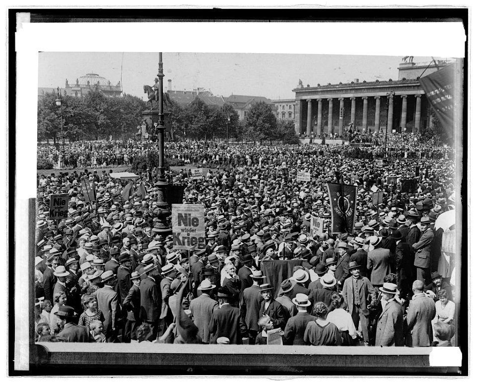No More War demonstration in Germany, 7-10-22 LCCN2016852483