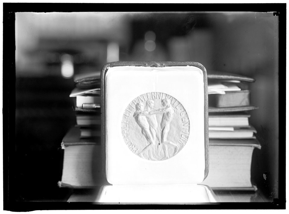 NOBEL PEACE PRIZE. THE MEDAL LCCN2016865217