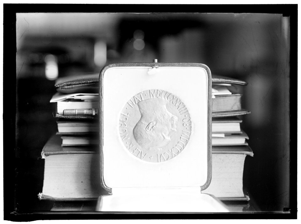 NOBEL PEACE PRIZE. THE MEDAL LCCN2016865219
