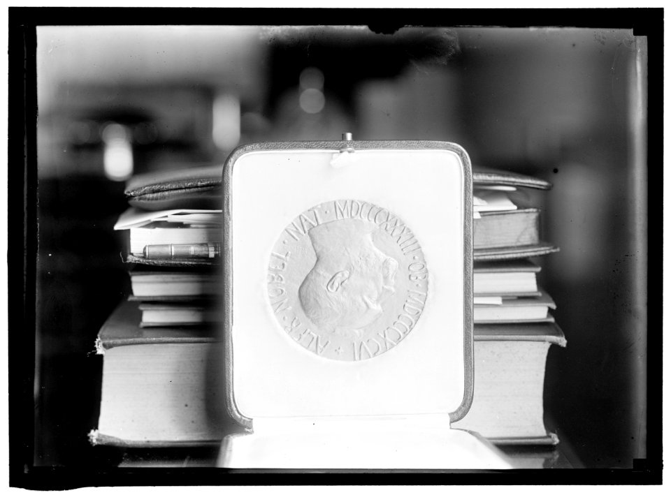 NOBEL PEACE PRIZE. THE MEDAL LCCN2016865218