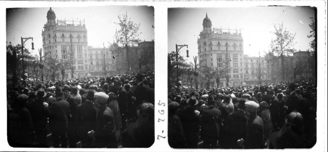 Noi pujant per un fanal a la Plaça Catalunya de Barcelona