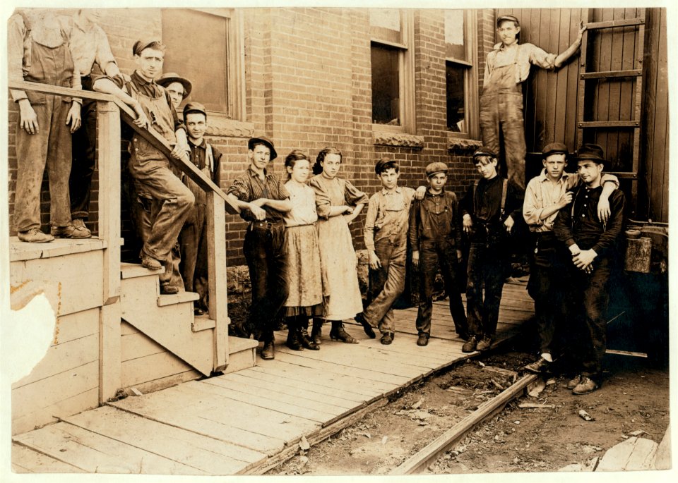 Noon hour at An Indianapolis Cannery. Aug., 1908. LOC nclc.00744