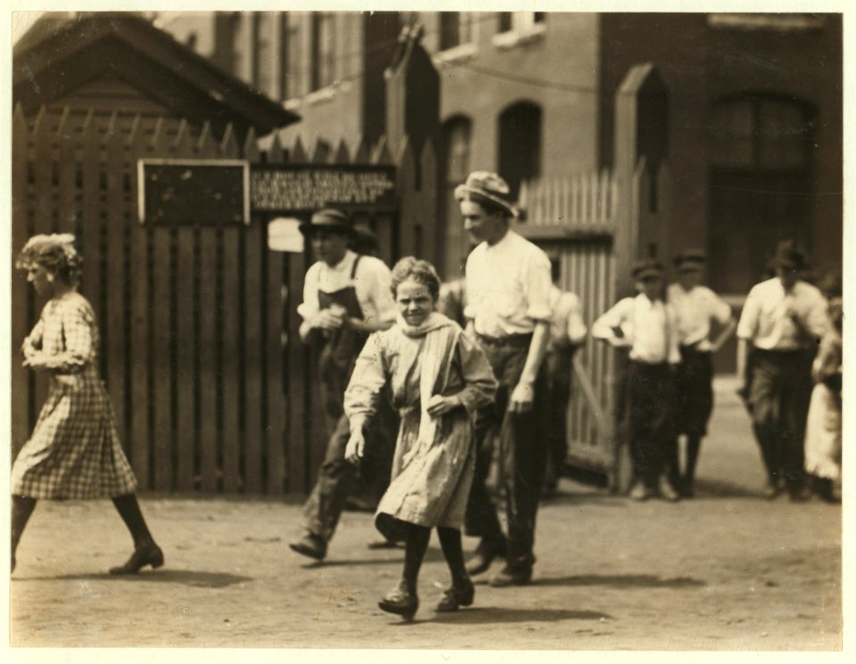 Noon hour at Massachusetts Mill, Lindale, Ga. During the days following this I proved the ages of nearly a dozen of these children, by gaining access to Family Records, Life Insurance LOC nclc.02754