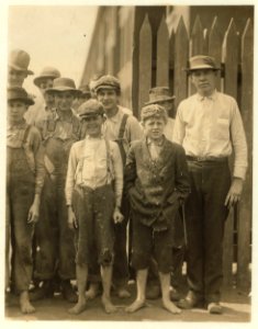Noon hour at Massachusetts Mill, Lindale, Ga. During the days following this, I proved the ages of nearly a dozen of these children, by gaining access to Family Records, Insurance papers, LOC nclc.02756