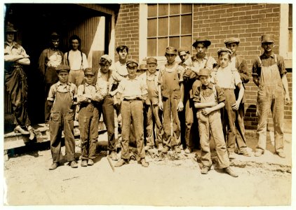 Noon hour at a cotton mill, Indianapolis. Aug., 1908. Wit., E. N. Clopper. LOC cph.3c05671