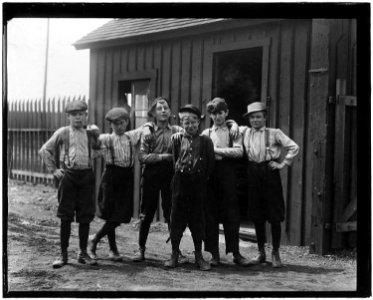 Noon hour at Obear-Nestor Glass Co. All these boys are working at the glass works. East St. Louis, Mo. - NARA - 523297