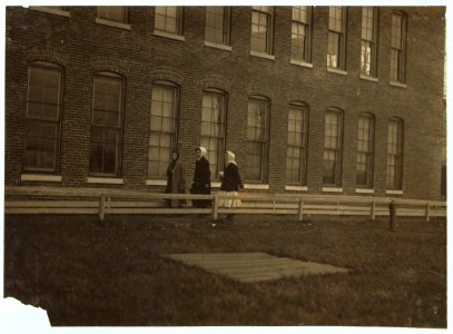 Noon hour at Brown Shoe Factory. LOC nclc.04717