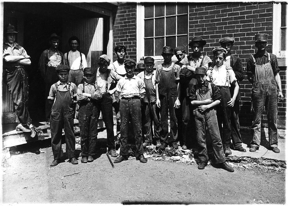 Noon hour at cotton mill. Indianapolis, Ind. - NARA - 523078