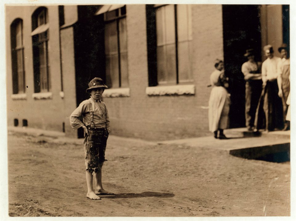 Noon hour at Massachusetts Mill, Lindale Ga. During the days following this, I proved the ages of nearly a dozen of these children, by gaining access to Family Records, Life Insurance LOC nclc.02758
