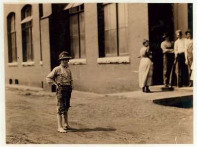 Noon hour at Massachusetts Mill, Lindale Ga. During the days following this, I proved the ages of nearly a dozen of these children, by gaining access to Family Records, Life Insurance LOC nclc.02758