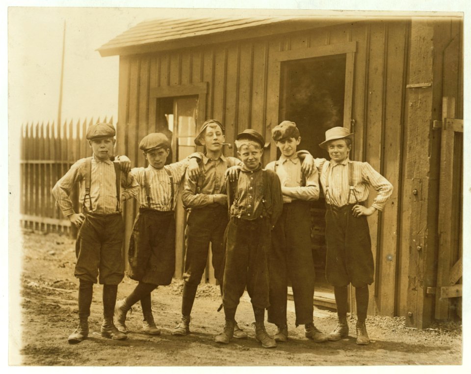 Noon hour at Obear-Nestor Glass Co., East. St. Louis, Ill. Names of the smallest boys are- Walter Kohler, 981 N. 18th St.; Walter Riley, 918 N. 17th. St.; Will Convery, 1828 Natalie Ave.; LOC cph.3a13361