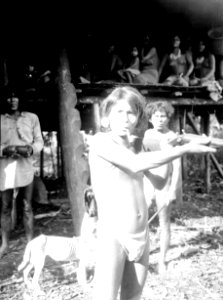 Noanamáindianer. Observera de stora örontrissorna. Erh, Från Erland Nordenskiöld 1927. Chocó - SMVK - 004044