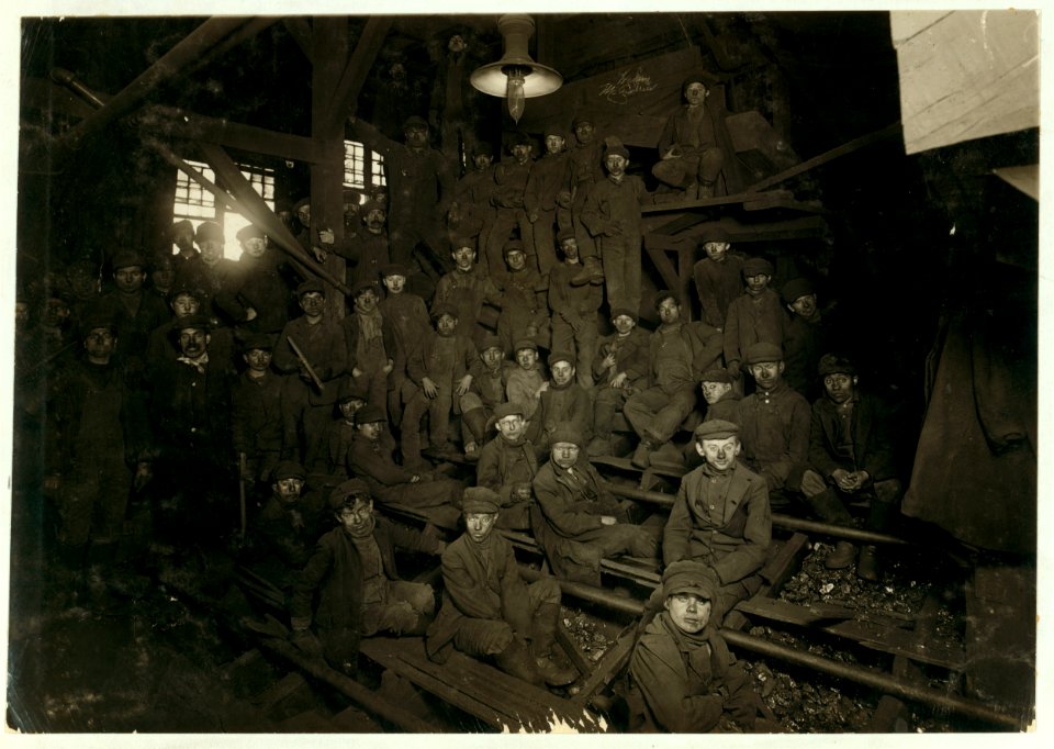 Noon hour in the Ewen Breaker, Pennsylvania Coal Co. LOC cph.3a24717