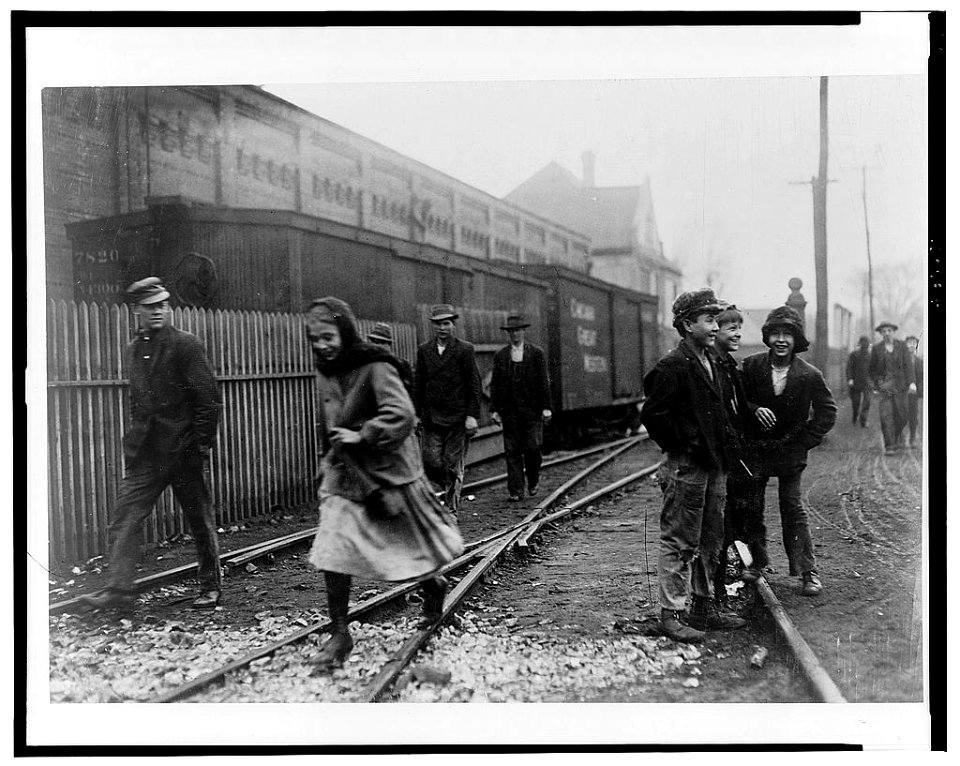Noon hour Brookside Cotton Mills. Not the smallest youngsters. LOC cph.3c30784