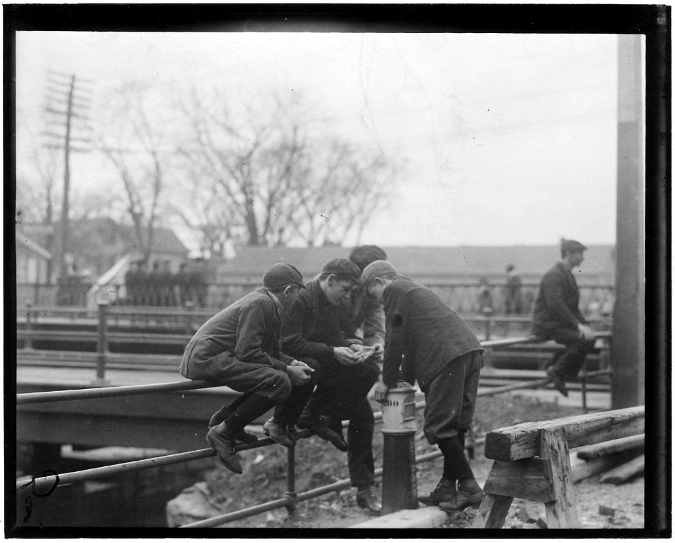 Noon hour card game - Mill Boys. Pacific Mills. Lawrence, Mass. - NARA - 523272
