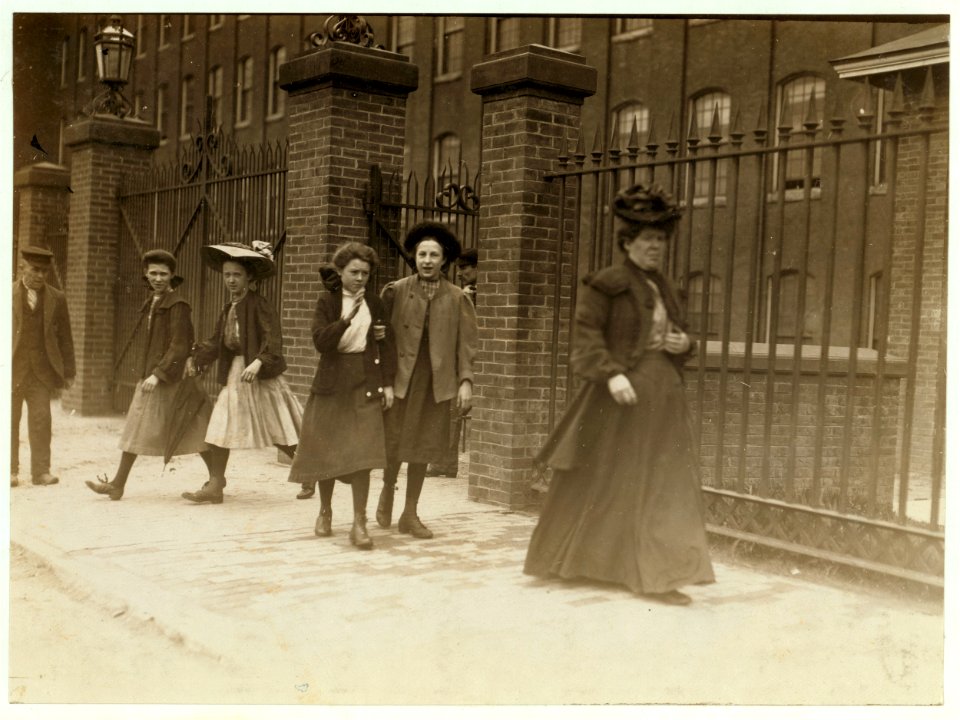Noon hour, Cocheco Mfg. Co., Dover, N.H. May 17, 1909. Young girls working regularly. A number of others there, some even younger. LOC nclc.01772