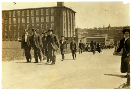 Noon hour, Amoskeag Mfg. Co. Manchester, N.H. LOC cph.3a29773