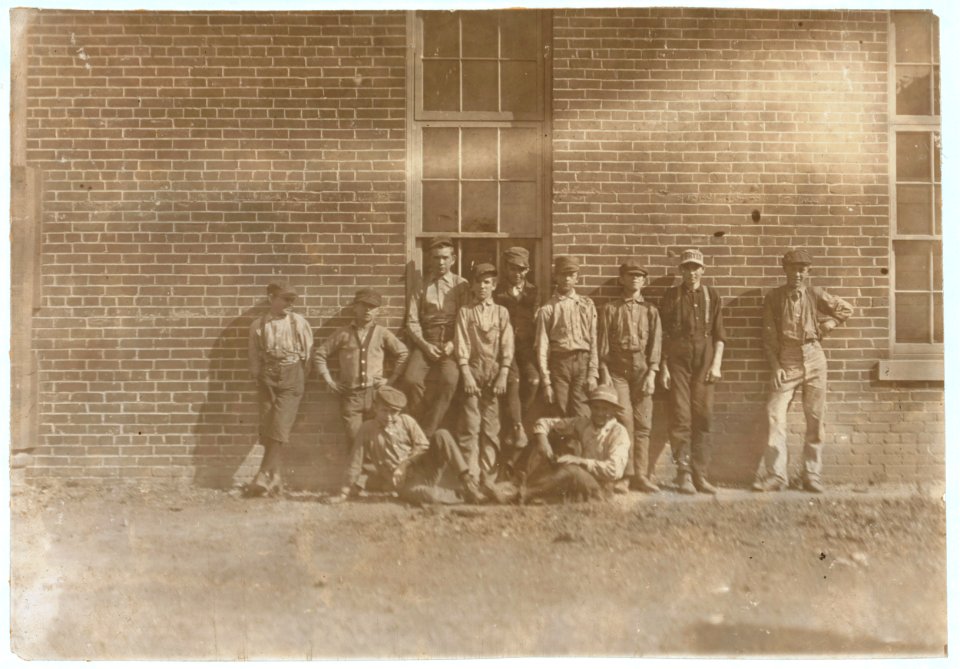 Noon Hour, Bosse Furniture Co., Evansville, Ind. Oct. 1908. LOC nclc.04478