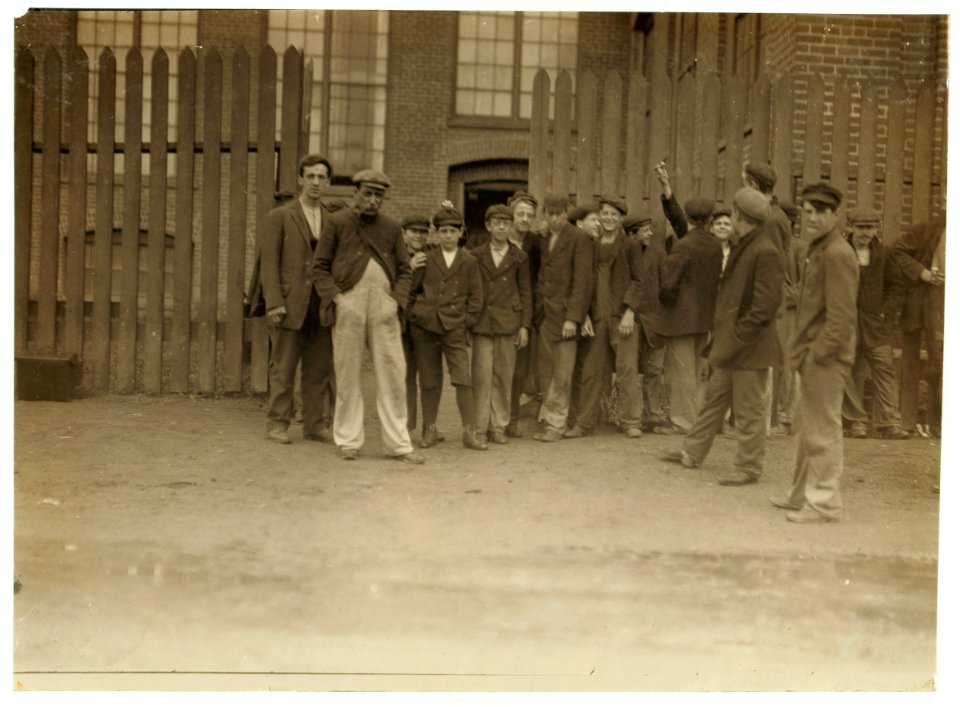 Noon hour, June 10, 1909. Parker Mill, Warren, R.I. LOC nclc.01812