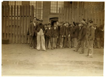 Noon hour, June 10, 1909. Parker Mill, Warren, R.I. LOC nclc.01812