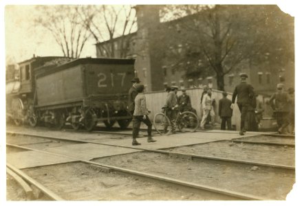 Noon hour, May 19, 1909. Boys working in Great Falls Mfg. Co., Somersworth, N.H. LOC nclc.01760