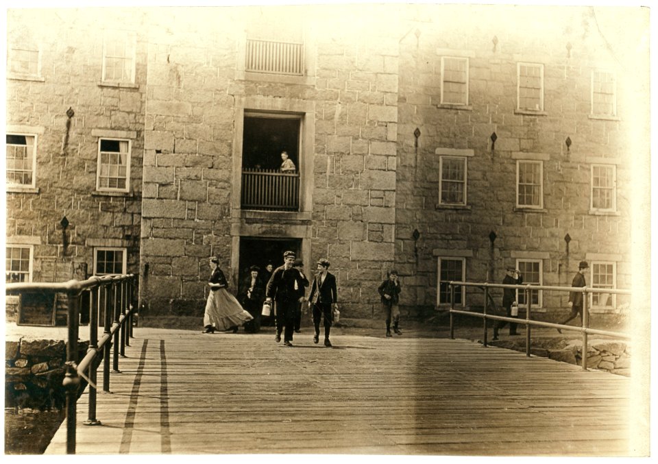 Noon hour, Quidwick Mill, Anthony, R. I. LOC cph.3a26911