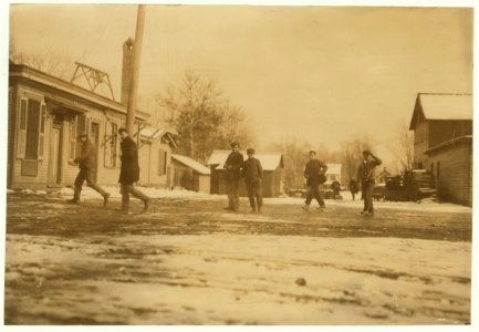 Noon hour. Moore Bros. Glass Co. Clayton, N.J. All are workers. LOC nclc.01277