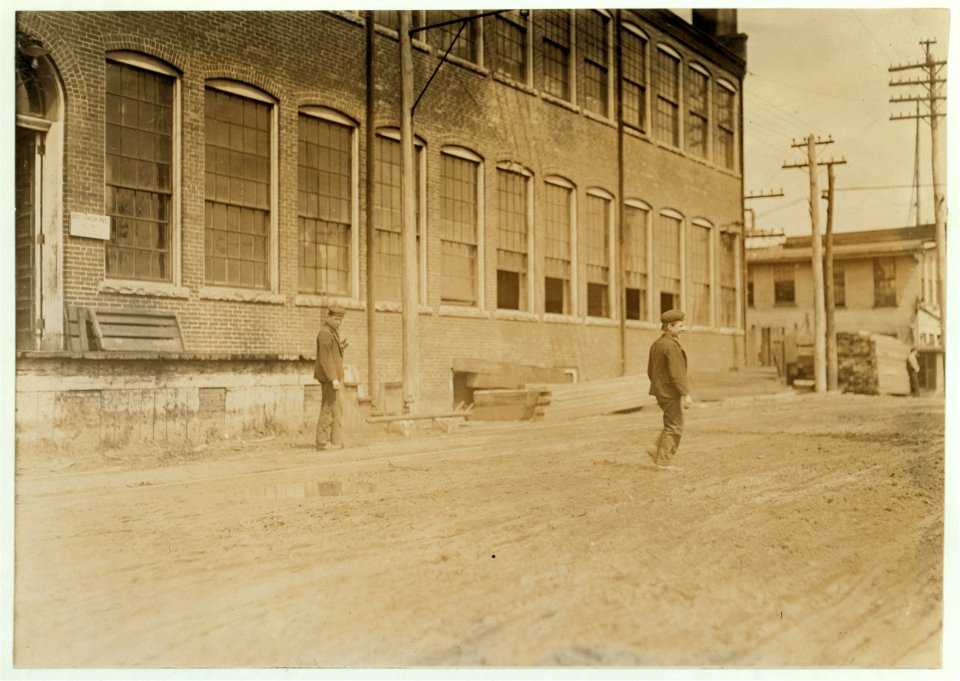Noon hour, Sanford Mfg. Co. Sanford, Me. LOC nclc.01695