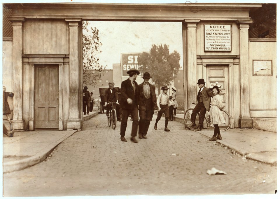Noon hour, Singer Mfg. Co. Boys work there- girls carry lunch. LOC nclc.04491