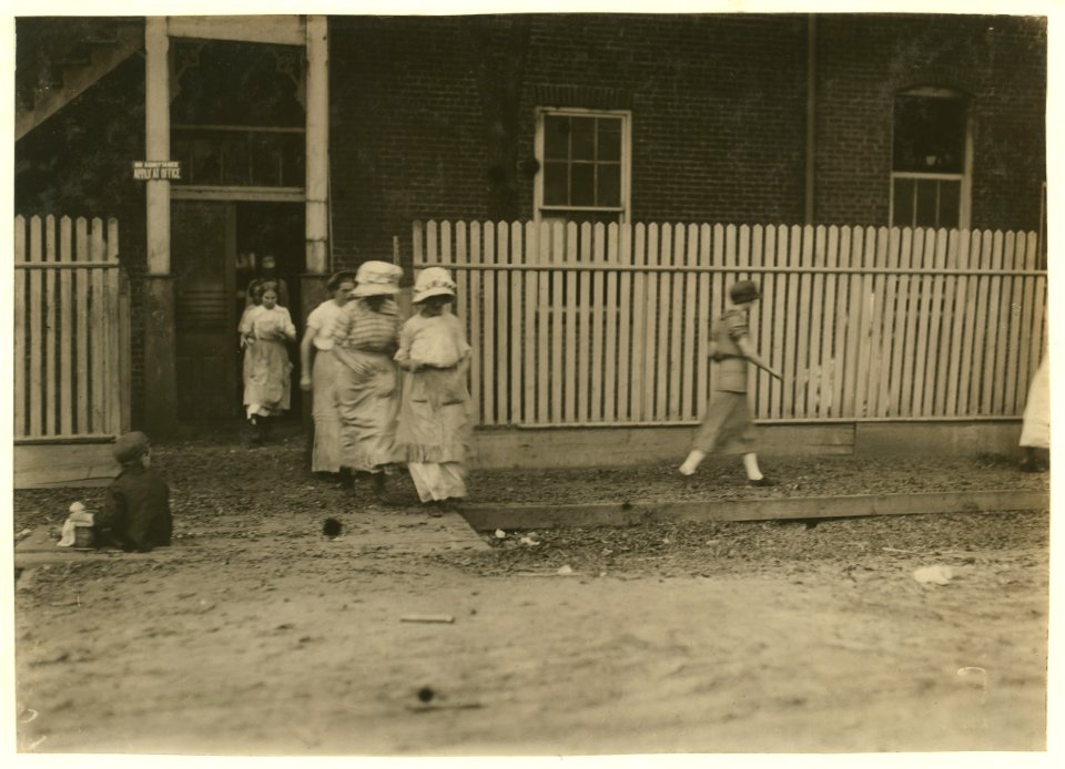 Noon hour. Montgomery Cotton Mill. Investigator saw none under 14. LOC nclc.02925