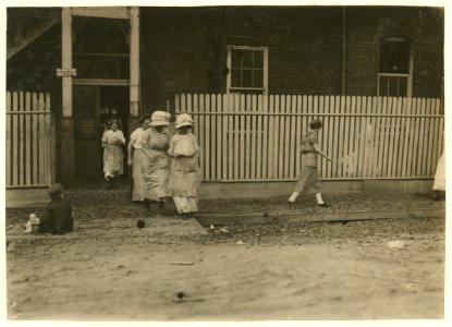 Noon hour. Montgomery Cotton Mill. Investigator saw none under 14. LOC nclc.02925