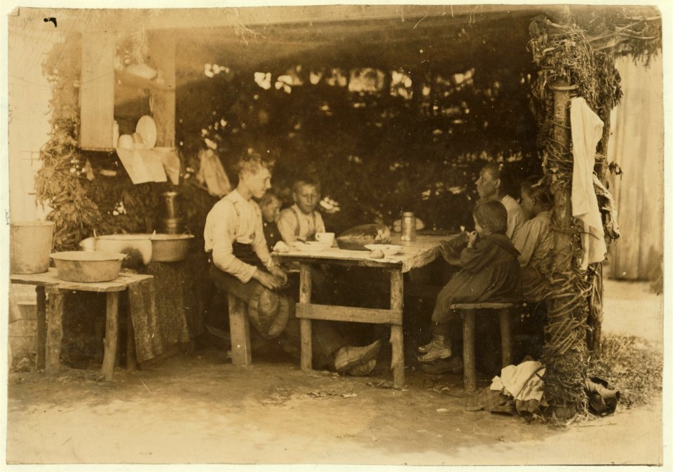 Noon hour on berry farm, Bottomley's near Baltimore, Md. The dinning room. (See report July 10, 1909). LOC cph.3b46647